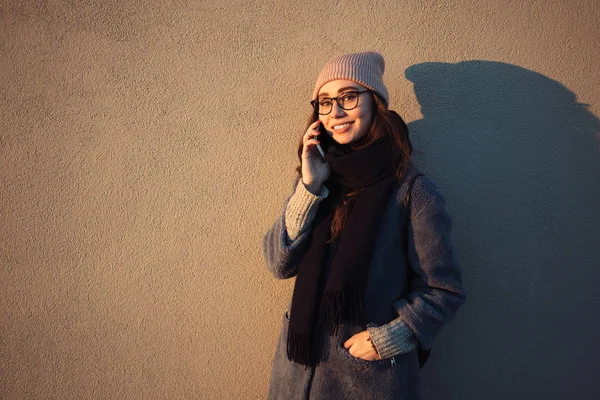 Mulher em óculos e cachecol falando no celular — Fotografia de Stock