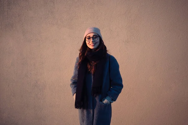 Femme en lunettes et écharpe regardant la caméra — Photo