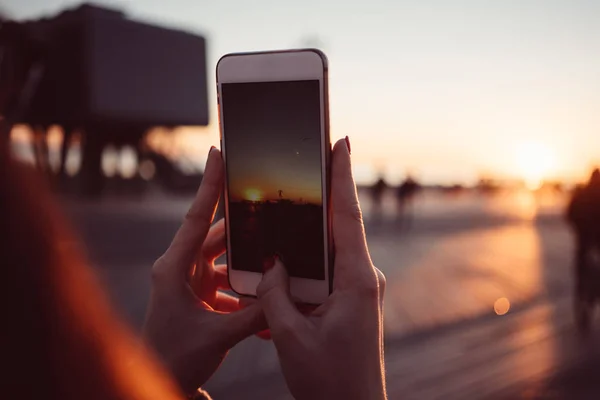 Porträtt av en kvinna som håller mobiltelefon i händer — Stockfoto