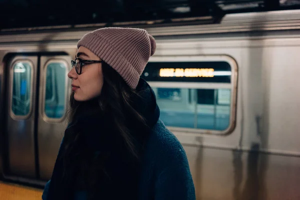 Mulher turista à espera de trem na estação de metrô — Fotografia de Stock