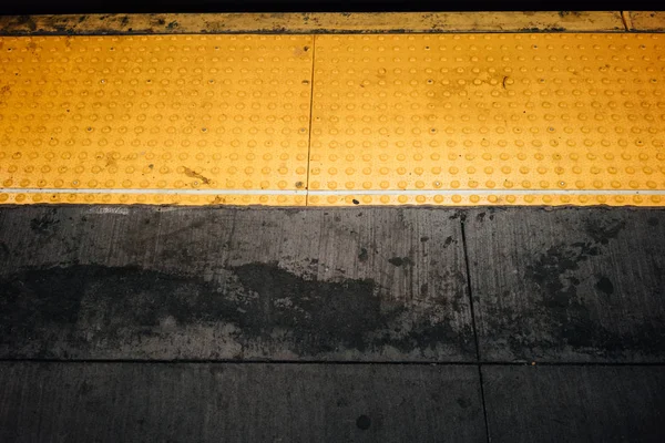Tren istasyonunun platformu kenarında boyalı sarı boşluk — Stok fotoğraf