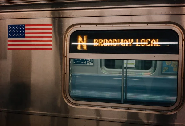 Metro treninin Broadway yerel İstasyonu'na doğru gidiyor — Stok fotoğraf