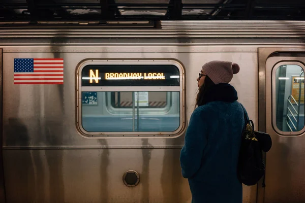 Turistik bir metro treninin tarafından Broadway için sırt çantası başlığı ile — Stok fotoğraf