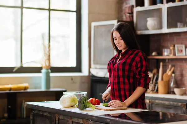 Femme cuisine dans la cuisine — Photo