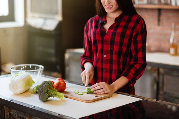 Imagen recortada de una joven cocinando en la cocina —  Fotos de Stock