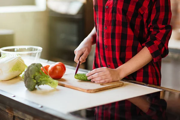 Imagen recortada de la mujer cocinando en la cocina — Foto de Stock