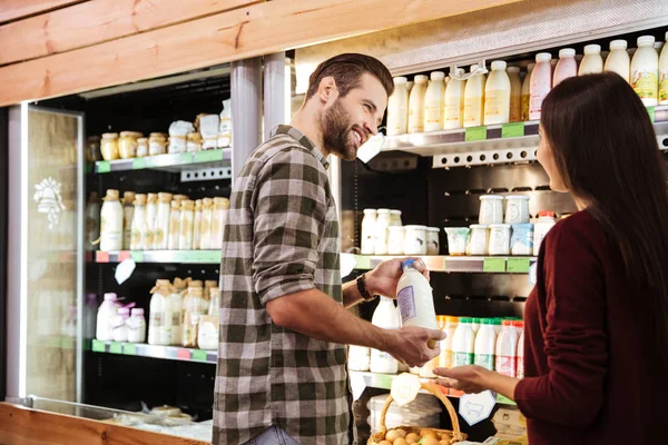 Пара купує молоко в продуктовому магазині — стокове фото