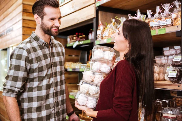 Pareja compra malvaviscos en tienda de comestibles —  Fotos de Stock