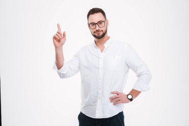 Ciddi genç sakallı adam boşaltmak işaret