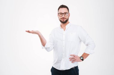 Genç gülümseyen adam holding boşaltmak el sakallı