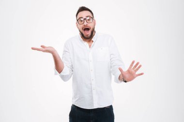 Şok genç sakallı adam boşaltmak elinde tutan