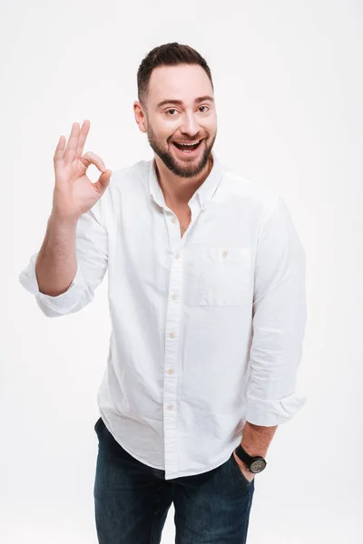 Hombre barbudo alegre posando con buen gesto — Foto de Stock