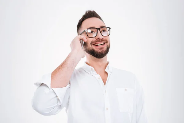 Щасливий молодий бородатий чоловік розмовляє по телефону — стокове фото