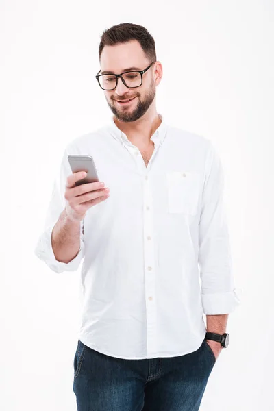 Vonzó fiatal szakállas ember beszélget telefonon — Stock Fotó