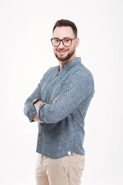 Sonriente joven barbudo posando aislado sobre fondo blanco . —  Fotos de Stock