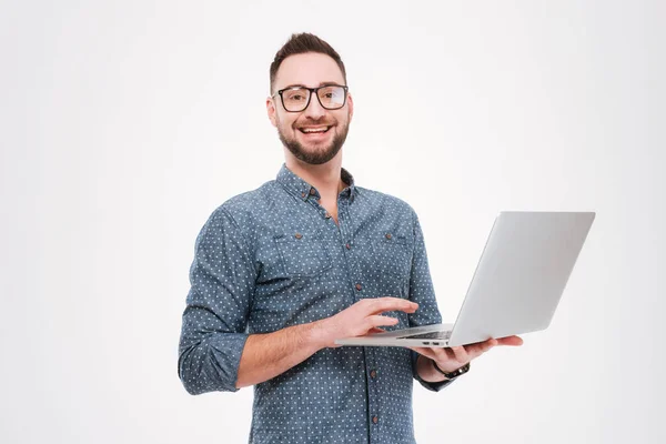 Allegro giovane uomo barbuto utilizzando il computer portatile — Foto Stock