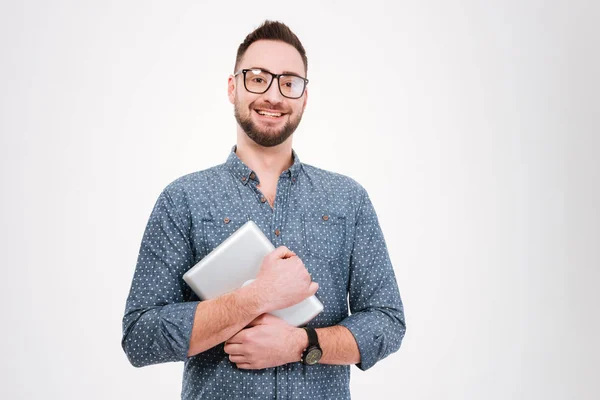 Homme barbu souriant tenant un ordinateur tablette — Photo