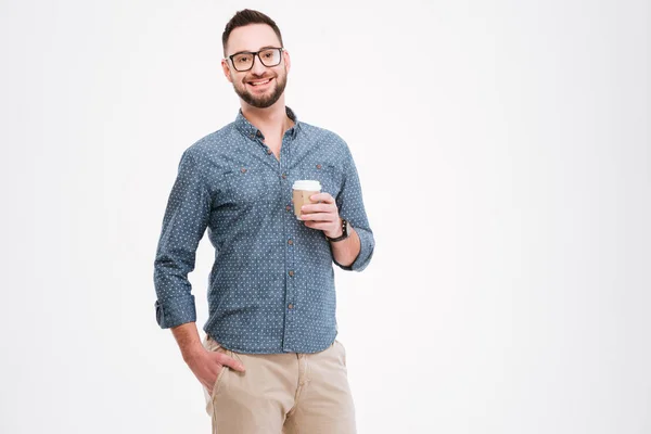 Hombre barbudo alegre de pie con una taza de café —  Fotos de Stock