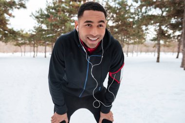 Genç adam kış fitness oturum yaparken bir mola