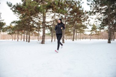 Kış ormanda çalışan güzel bir genç kadın