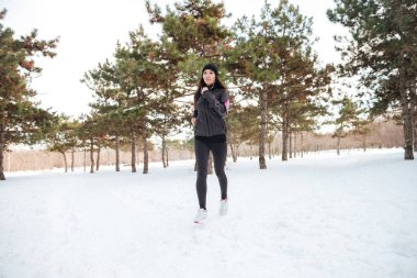 Bir şehir parkında çalışan genç fitness kadın