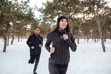Bir kış günü açık havada çalışan çift
