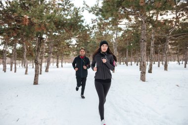 Karda Şehir Parkı koşu koşucu
