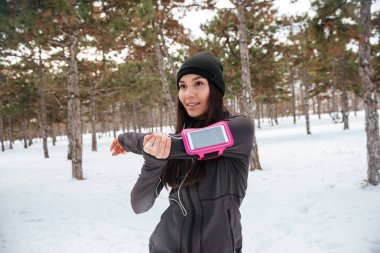Neşeli genç kadın koşu önce ısınma yapıyor