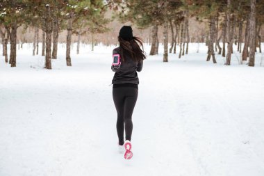 Bir şehir parkında çalıştıran fitness kadın arkadan görünüm
