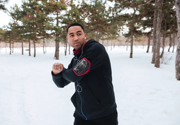 Genç afro Amerikan jogger açık havada çalıştırmadan önce ısınma
