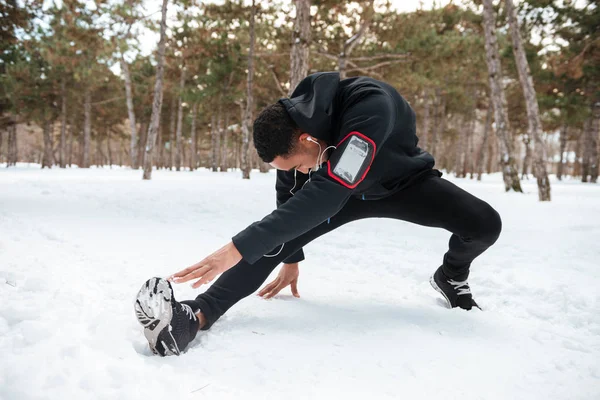 Genç afro Amerikalı sporcu koşu önce ısınma