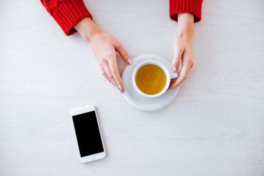 Lady fincan çay tutan kafede Üstten Görünüm.