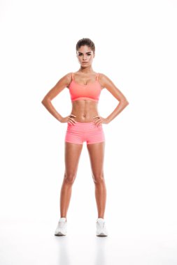 Güzel seksi sporcumuz kalça elleri ile ayakta