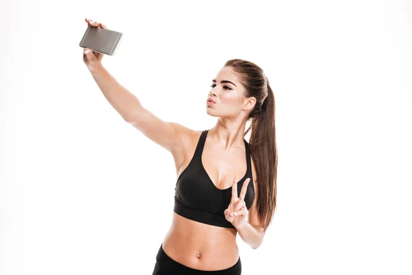 Ładna Brunetka sportowe kobieta biorąc selfie z jej telefonu komórkowego — Zdjęcie stockowe