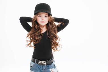 Ellerini başının arkasında ile şapka ayakta güzel litle kız