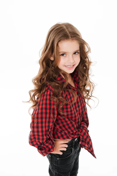Menina bonito feliz em pé camisa xadrez e posando — Fotografia de Stock
