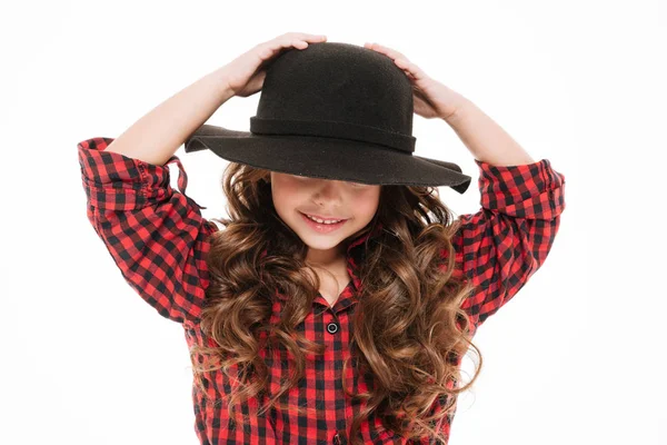 Sevimli komik küçük kız ayakta ve having fun şapkalı — Stok fotoğraf