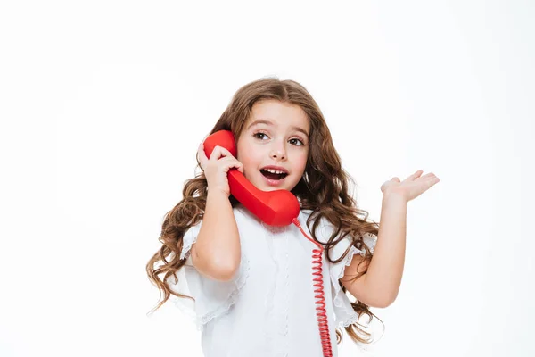 Menina conversando com telefone e segurando copyspace na palma da mão — Fotografia de Stock