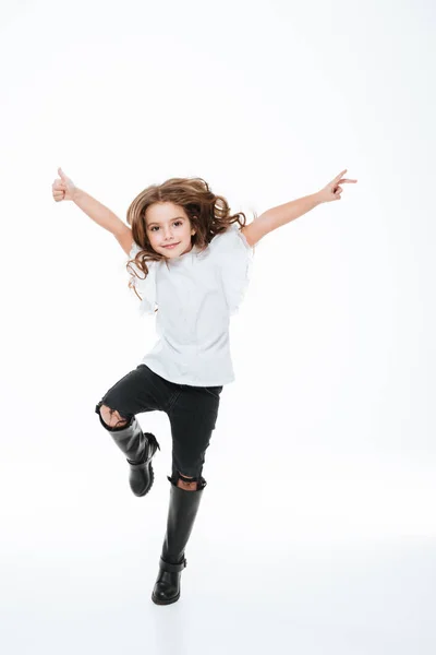 Malé radostné holčičky, skákat do vzduchu po celé délce — Stock fotografie