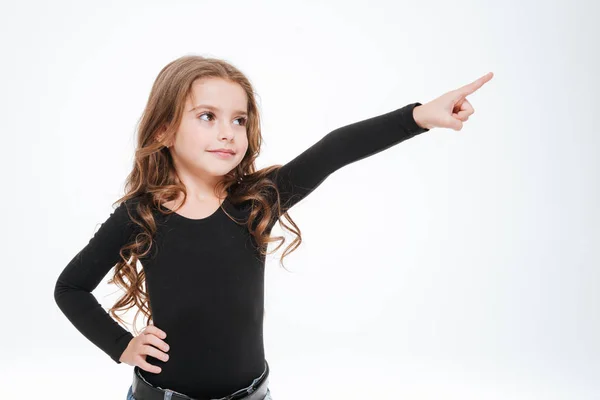 Muito encaracolado menina de pé e apontando para longe — Fotografia de Stock