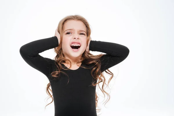 Geïrriteerde meisje bedekt haar oren door handen en schreeuwen — Stockfoto