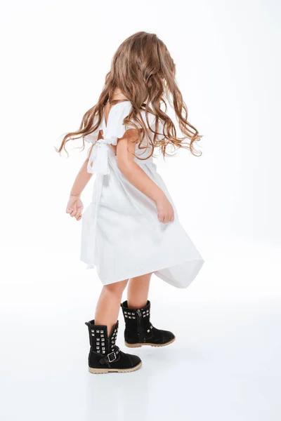 Full längd ganska lockigt liten flicka stående och dans — Stockfoto