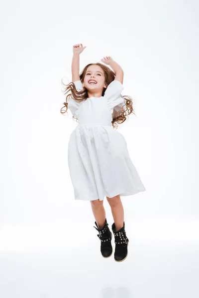 Comprimento total de alegre menina pulando no ar — Fotografia de Stock