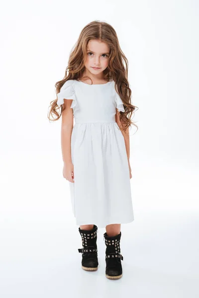 Повна довжина чарівної маленької дівчинки в білій сукні, що йде — стокове фото