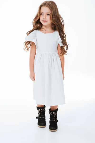 Full längd av leende vacker liten flicka i klänning promenader — Stockfoto