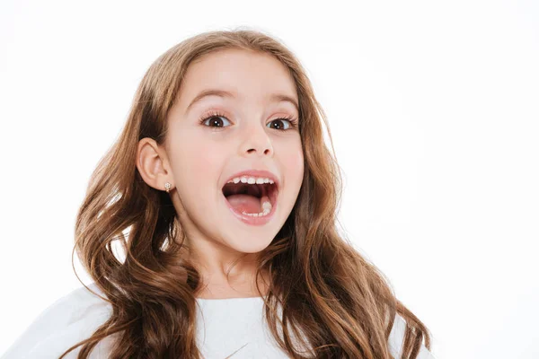 Vrolijke charmant klein meisje glimlachen en lachen — Stockfoto