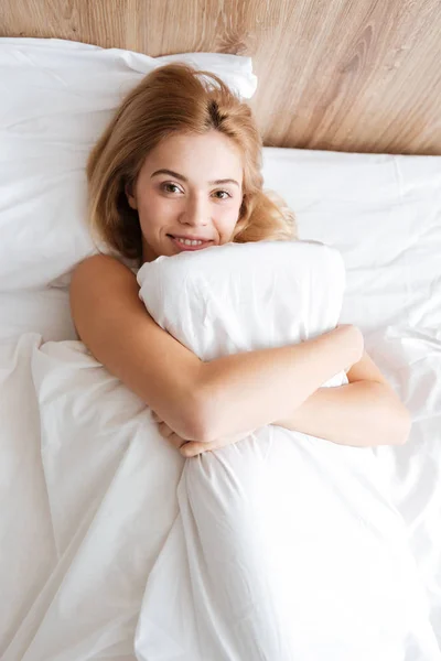 Vista superior de la mujer corriendo con almohada — Foto de Stock