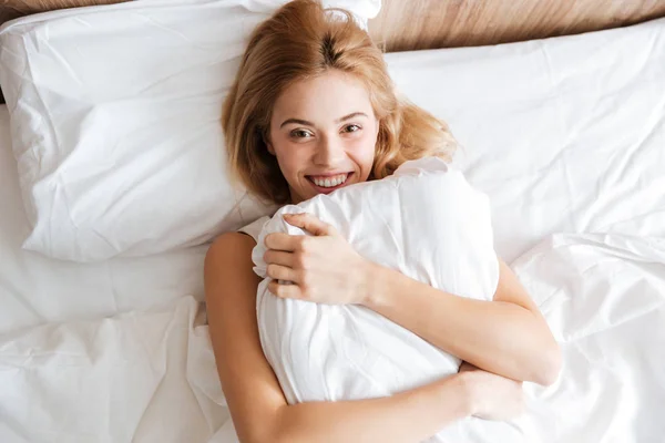 Vista superior de la mujer feliz corriendo con almohada —  Fotos de Stock