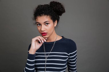 Kameraya bakarak çekici bir Afrikalı kadın portresi