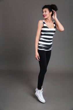 Gülümseyen atlama ve geriye dönüp baktığımda çok Afrikalı-Amerikalı genç kadın